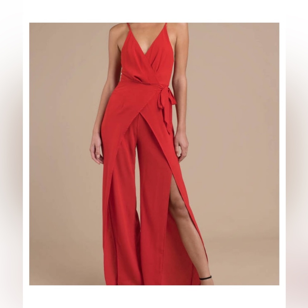 Maroon jumpsuit. Very flattering! Perfect wedding guest outfit. Size medium